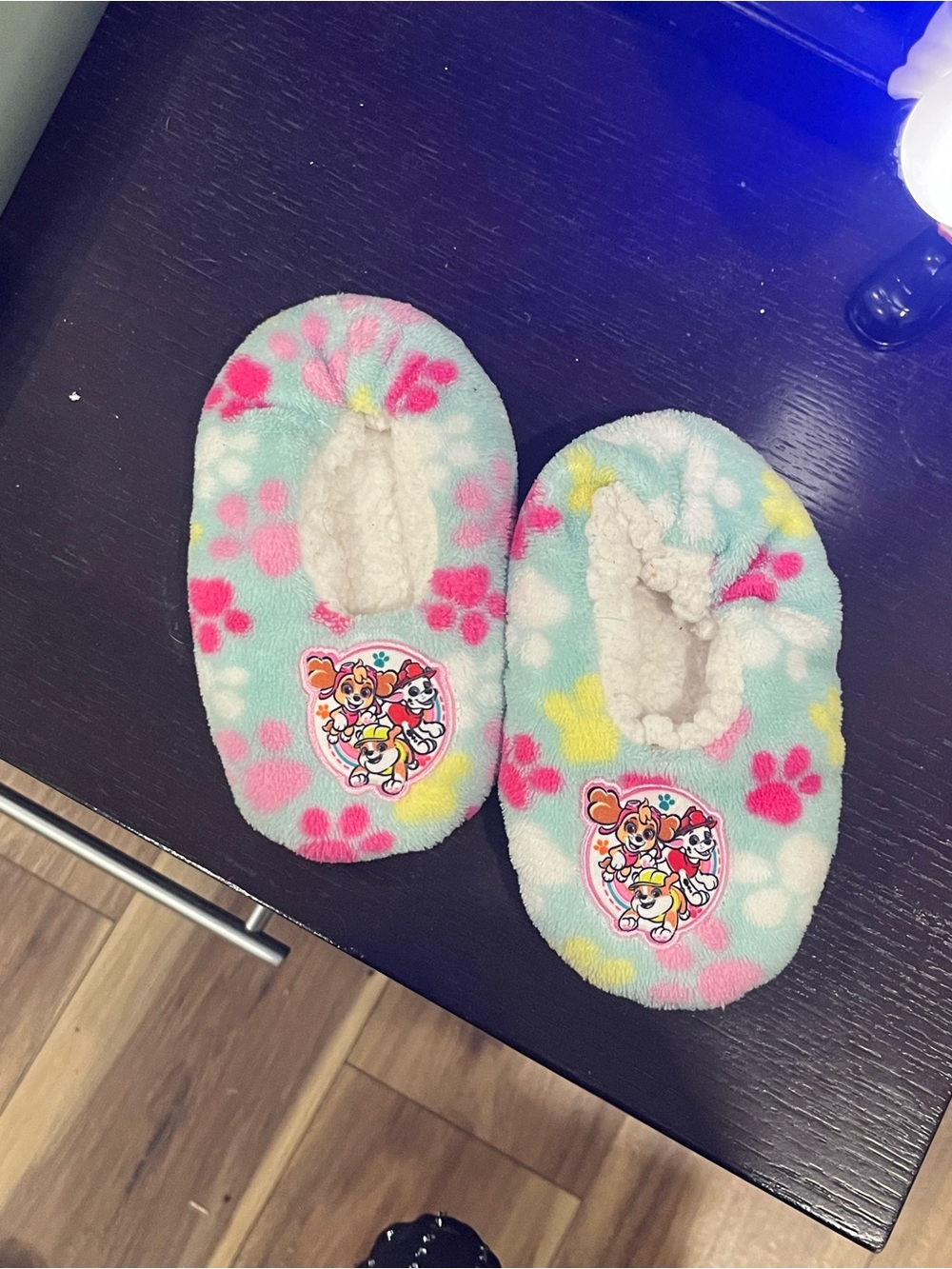 Girls' Light Blue Paw Print Plush Slippers with Character Patch